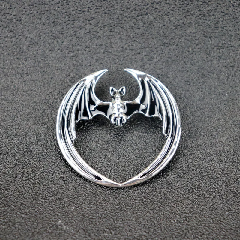 Broche chauve-souris dégoulinante en émail vintage Un bijou unique et mystérieux pour un style gothique et original. Accessoire parfait pour toutes les tenues.