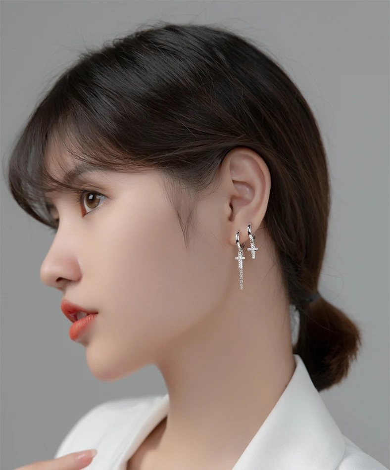 Oorclips voor dames met korte kruisketting en strass, een stijlvolle en moderne accessoire om je dagelijkse outfit op te fleuren.