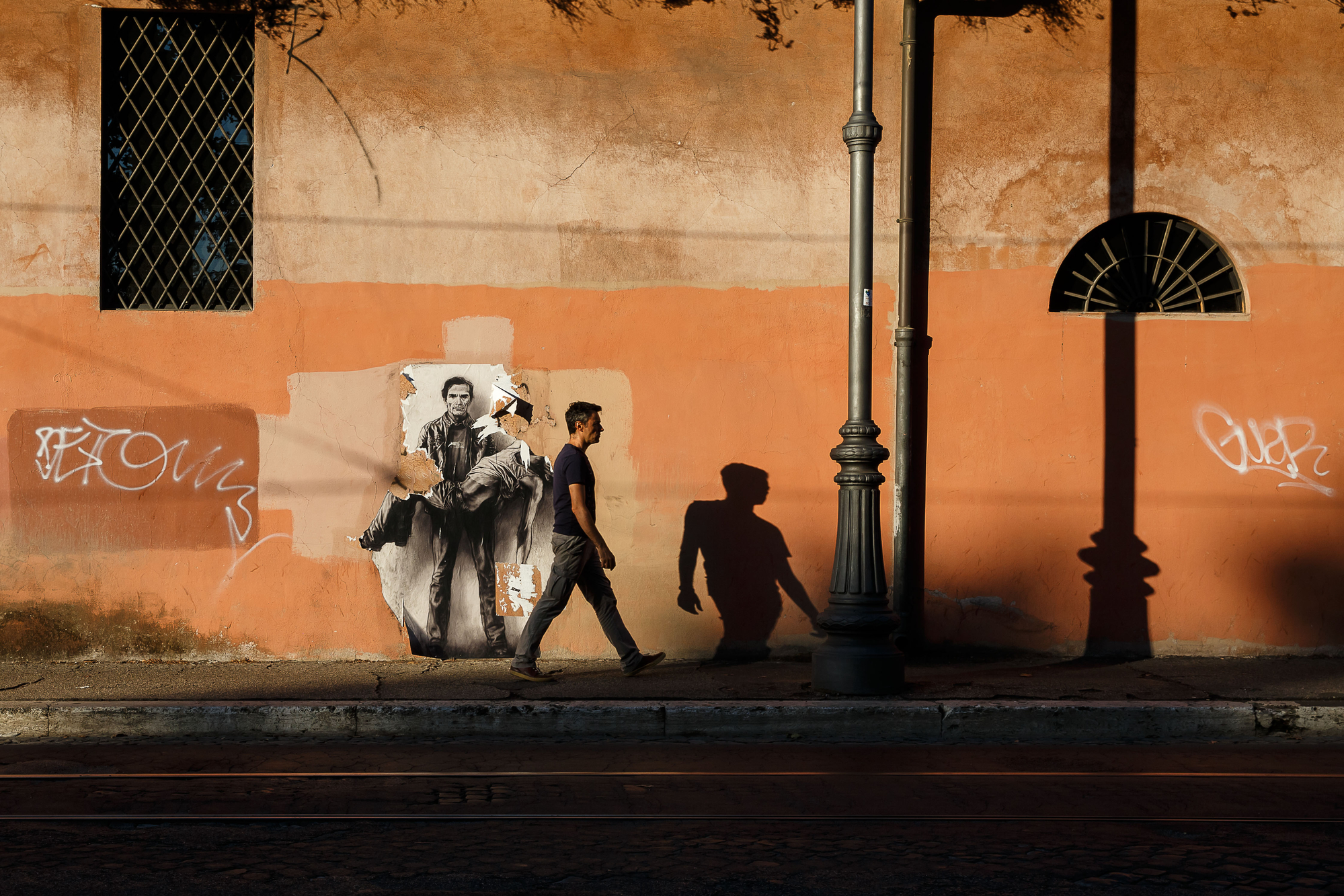 Walking along a wall di Tindara