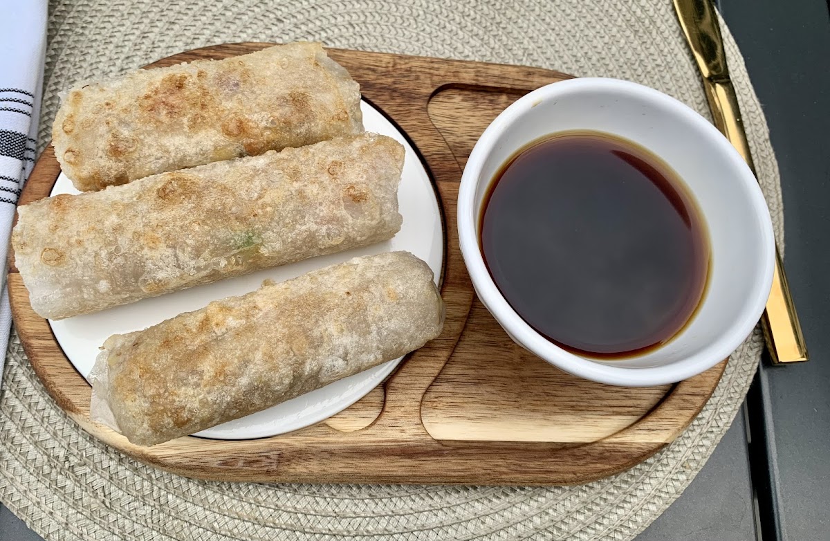 Gluten free spring rolls with dipping sauce