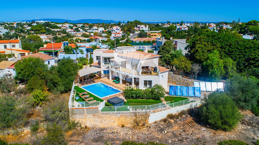 Villa avec piscine et terrasse 1