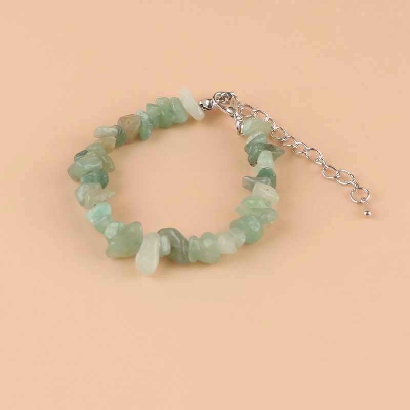Pulseira feminina de cascalho natural. Design elegante e discreto. Para um visual natural e sofisticado. Abrace a beleza da natureza.