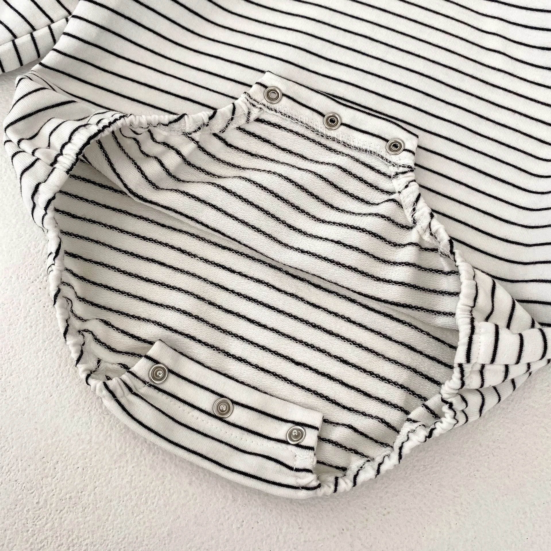 Title 16, Gestreepte baby-romper met capuchon, een zachte...