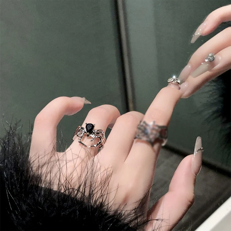 Pierścień z pajęczyną i ciemnym diamentem Dark Gem, intrygujący i stylowy. Idealny dodatek dla osób ceniących odważny i elegancki wygląd.