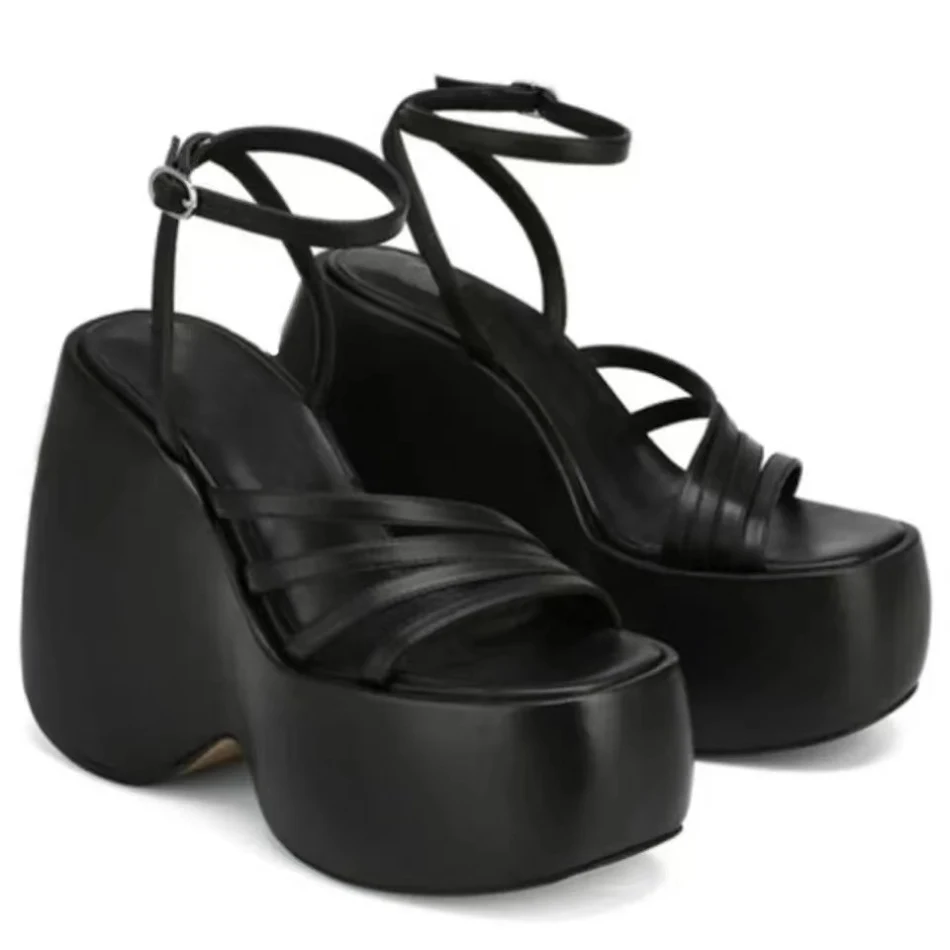 Bequeme Outdoor-Plateau-Wedgesandalen für Damen. Erlebe Komfort und Stil mit diesen Sandalen. Ideal für lange Spaziergänge und Outdoor-Aktivitäten.