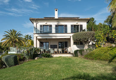 Seaside villa with pool and garden 3