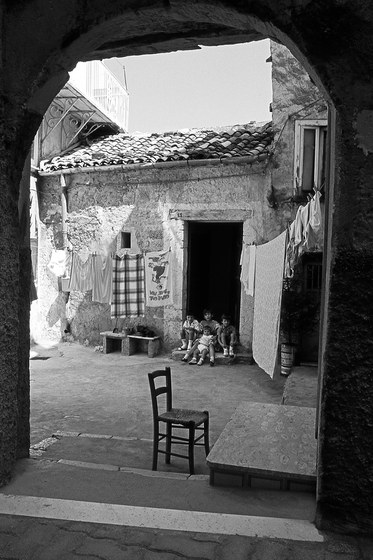 i bambini davanti casa di rino_savastano