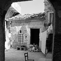 i bambini davanti casa di 