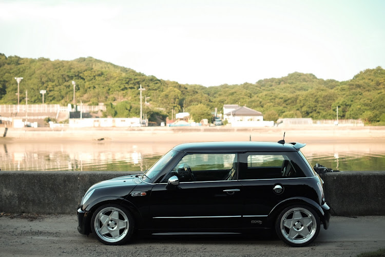 ミニ ハッチバックのブリリアントブラック・r53・海と愛車・横からのアングル・納車1年に関するカスタム事例の投稿画像2枚目
