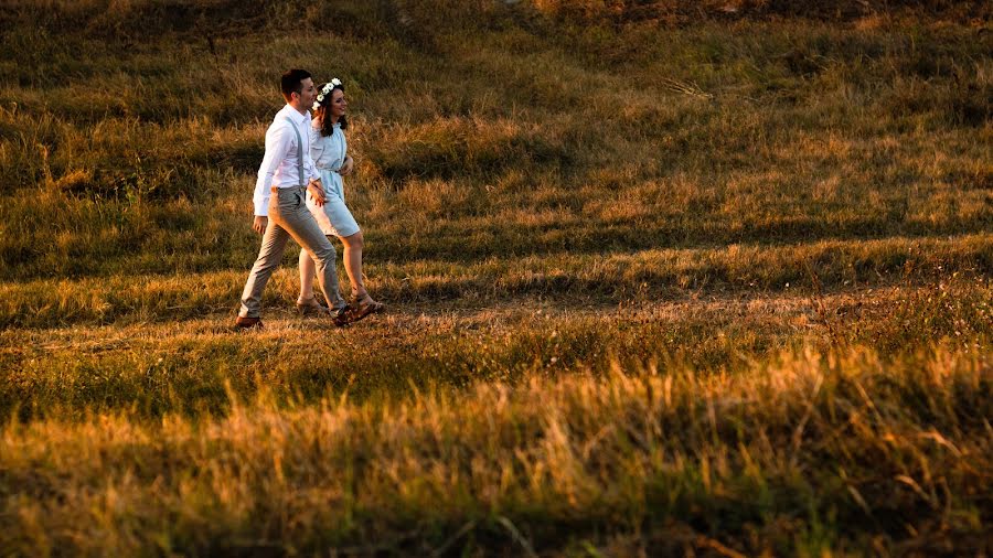 Fotógrafo de casamento Robert Petrovic (robertpetrovic). Foto de 7 de abril 2020