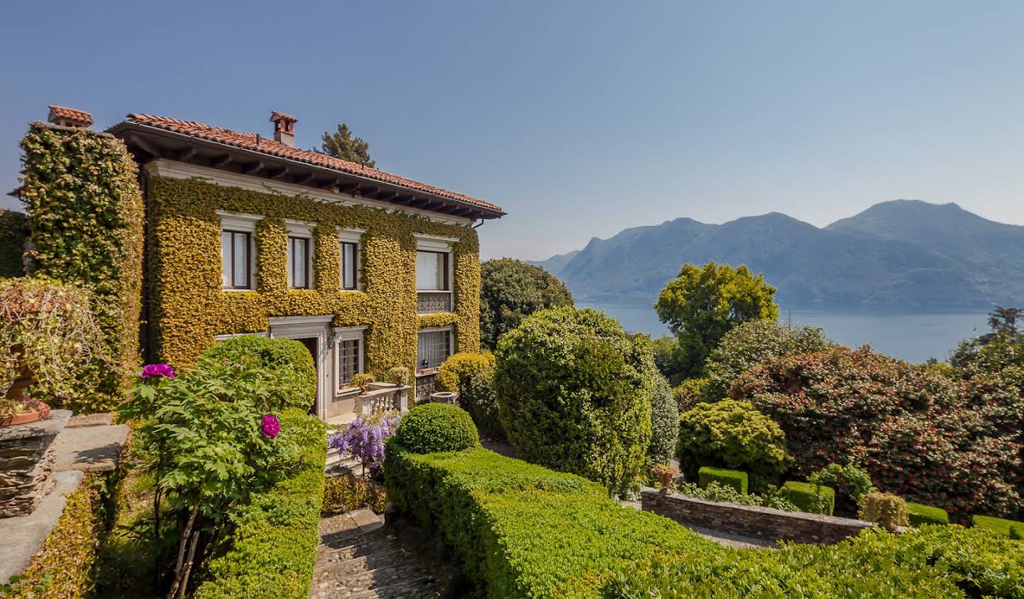 Villa with pool and garden Verbania