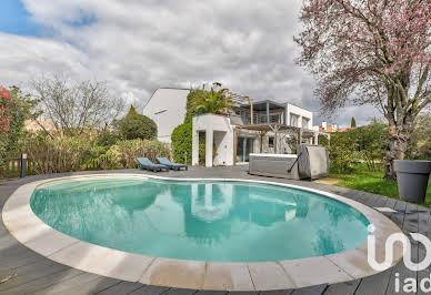 Maison avec piscine et terrasse 1