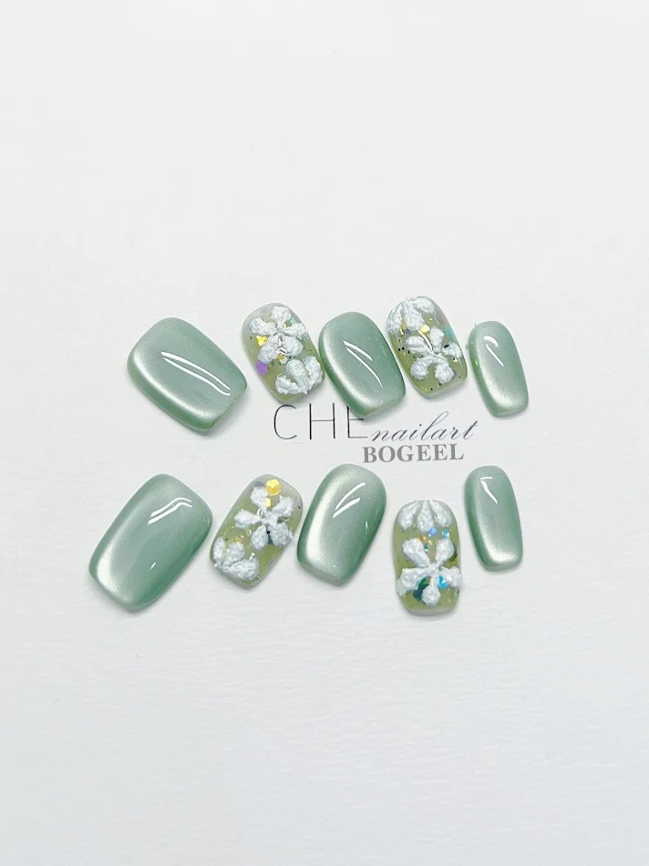 Unhas postiças verdes para mão, efeito olho de gato, flores em relevo 3D. Beleza e sofisticação, aplicação simples e resultados deslumbrantes.