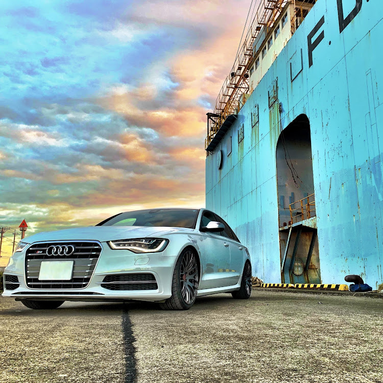 S6 セダンのアウディ S6・壁画アート・BBS・夕日と愛車に関するカスタム事例の投稿画像1枚目