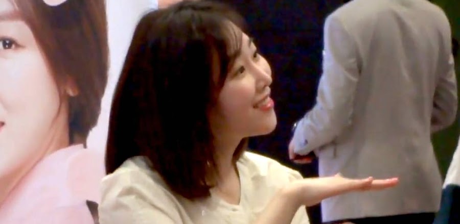 Video Of Actress Seo Hyun Jin Greeting A Mute Fan Proves She’s An Angel