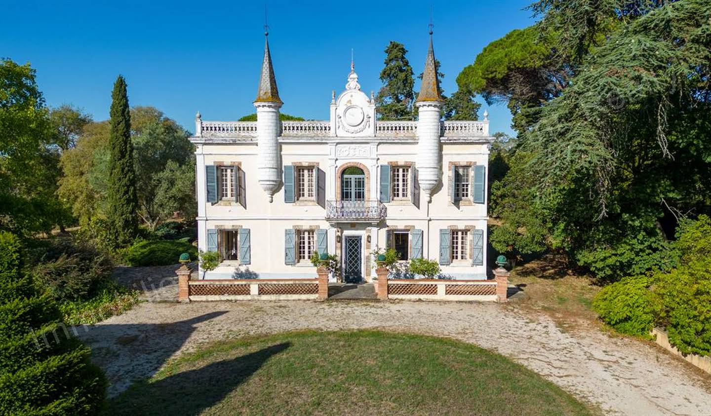 Castle L'Isle-Jourdain