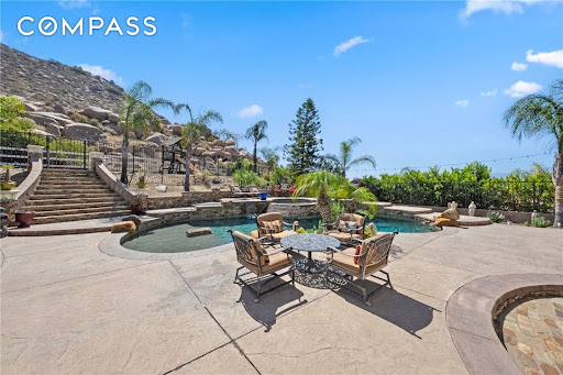 House with pool 4