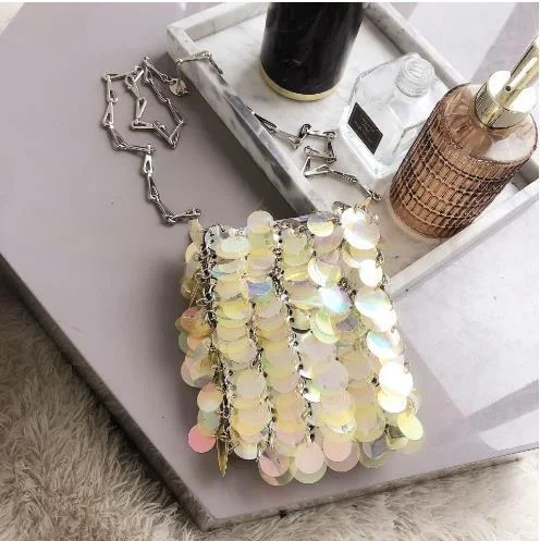 Sac à bandoulière chaîne, paillettes et strass pour un look étincelant. Parfait pour les soirées et occasions spéciales, chic et glamour.