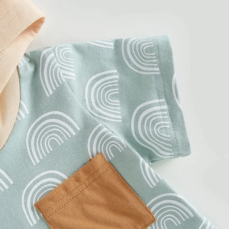 Ensemble short et t-shirt imprimé pour garçon, manches courtes, look tendance pour l'été. Confortable et idéal pour les jeux et activités.
