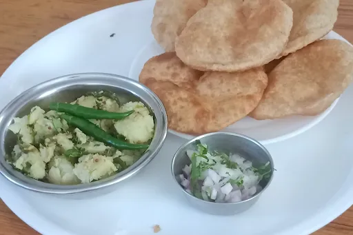 5 Poori With Bhaji