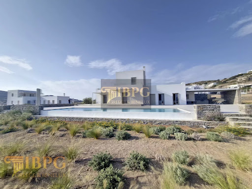Villa with pool 1
