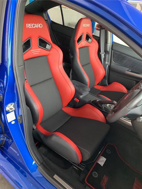 WRX STIのシート交換・レカロシートに関するカスタム事例の投稿画像1枚目