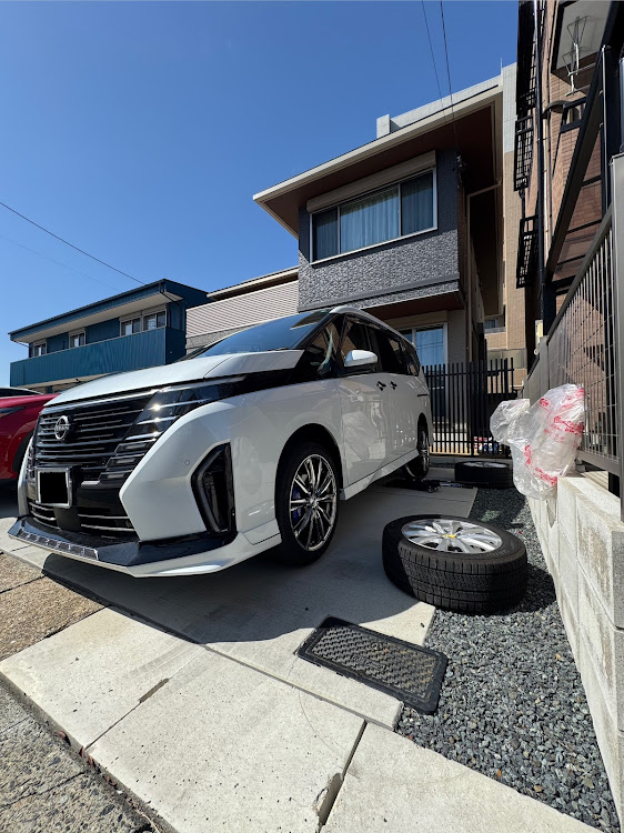 セレナのホイール交換・C28・セレナ・3月もよろしくお願いしますに関するカスタム事例の投稿画像2枚目