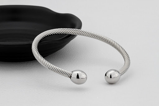 Title 1, Metal Rose Gold Magnetic Bracelet Ring. Stylish...
