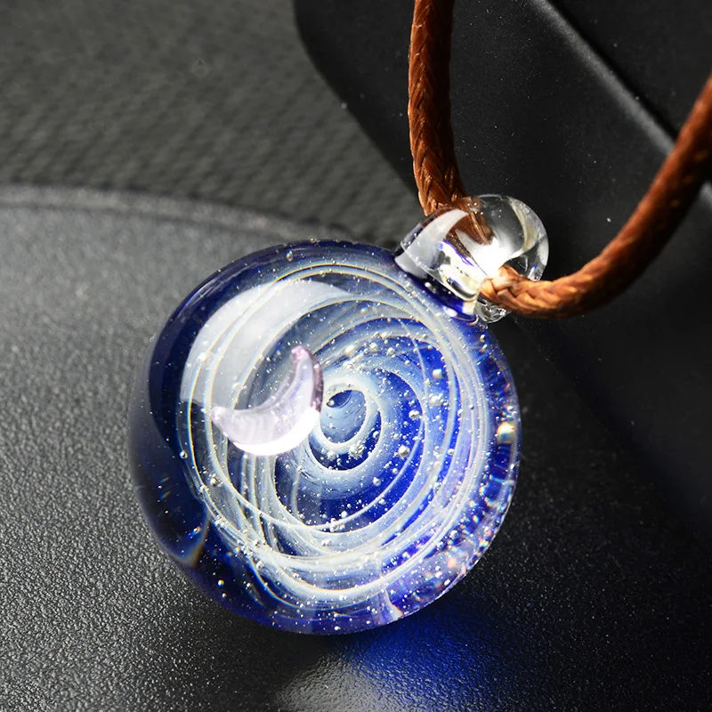Collier Personnalisé Pendentif Verre Ciel Étoilé Cosmique Créatif. Un cadeau unique et original pour elle, capturez la beauté des étoiles.