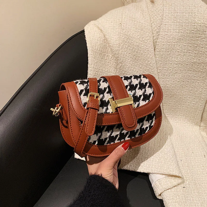 Bolsa feminina diária personalizada com estampa xadrez houndstooth. Ideal para commuter, trabalho e uso diário, com estilo e praticidade.