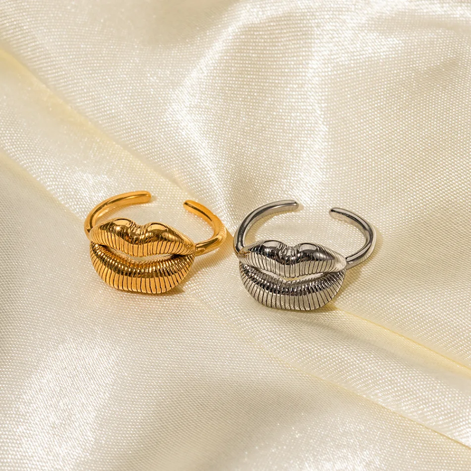 Anello con impronta labbra in acciaio inossidabile placcato oro 18K da donna. Un gioiello unico ed elegante per esprimere la tua personalità. Perfetto per ogni occasione.