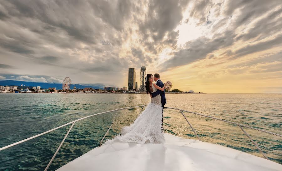 Wedding photographer Yuriy Akopov (danisyfer). Photo of 18 September 2018