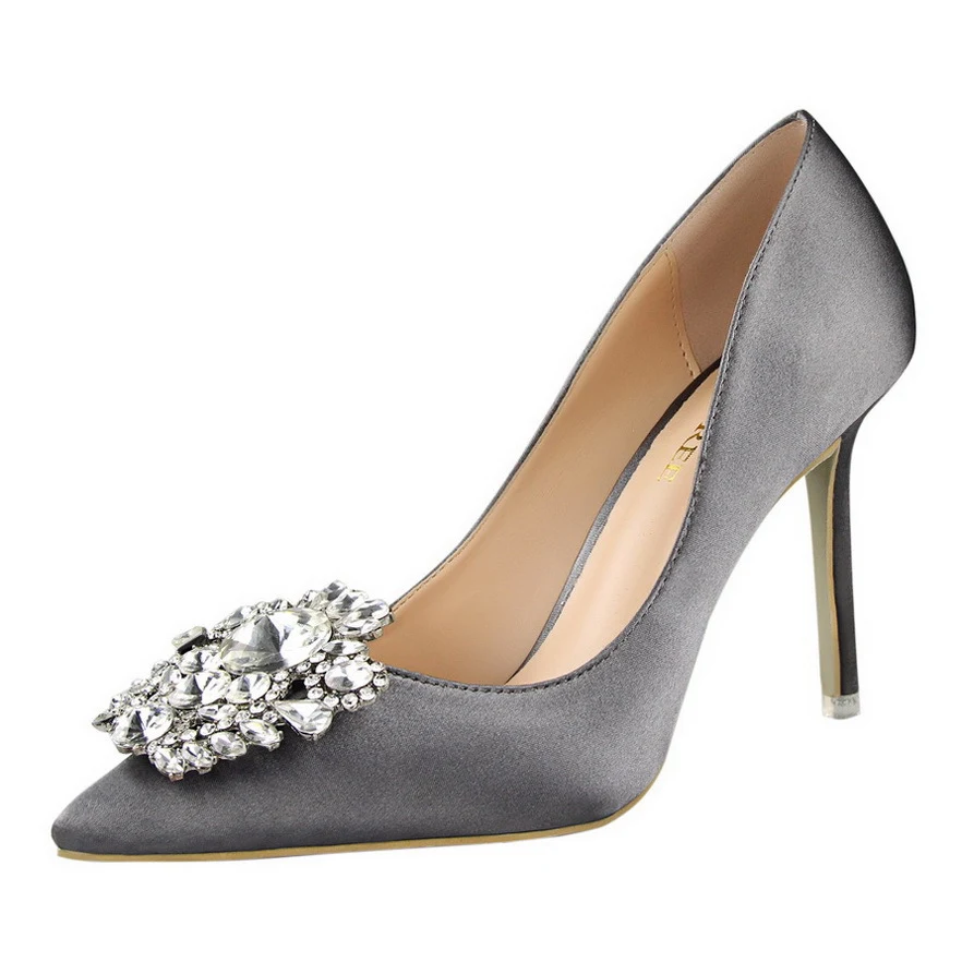 Sapatos de salto alto pretos femininos Stiletto profissionais em couro bico fino Elegância e sofisticação para mulheres de sucesso