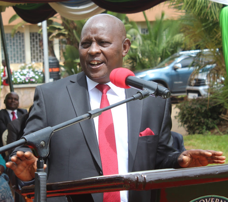 Nyeri governor Mutahi Kahiga addresses employees of defunct Nyeri’s local authorities outside his offices in Nyeri on Wednesday.