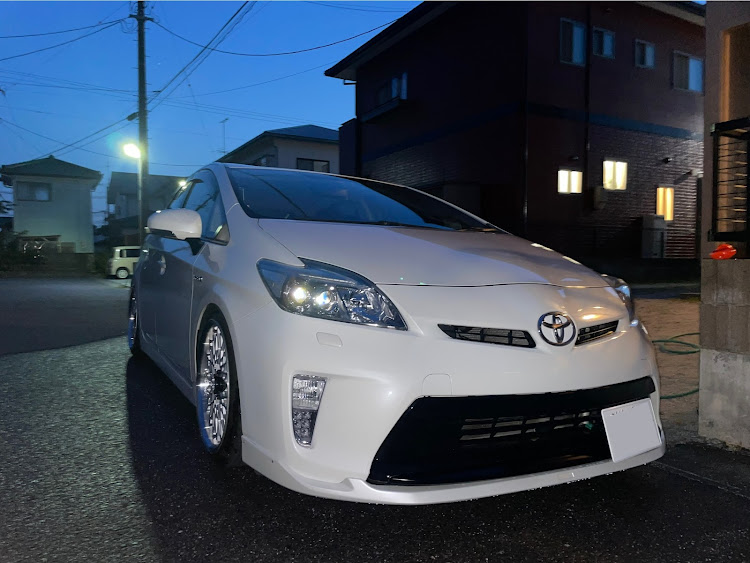 プリウスのDIY・30プリウス・洗車・自家塗装缶スプレー・スムージングバンパーに関するカスタム事例の投稿画像1枚目