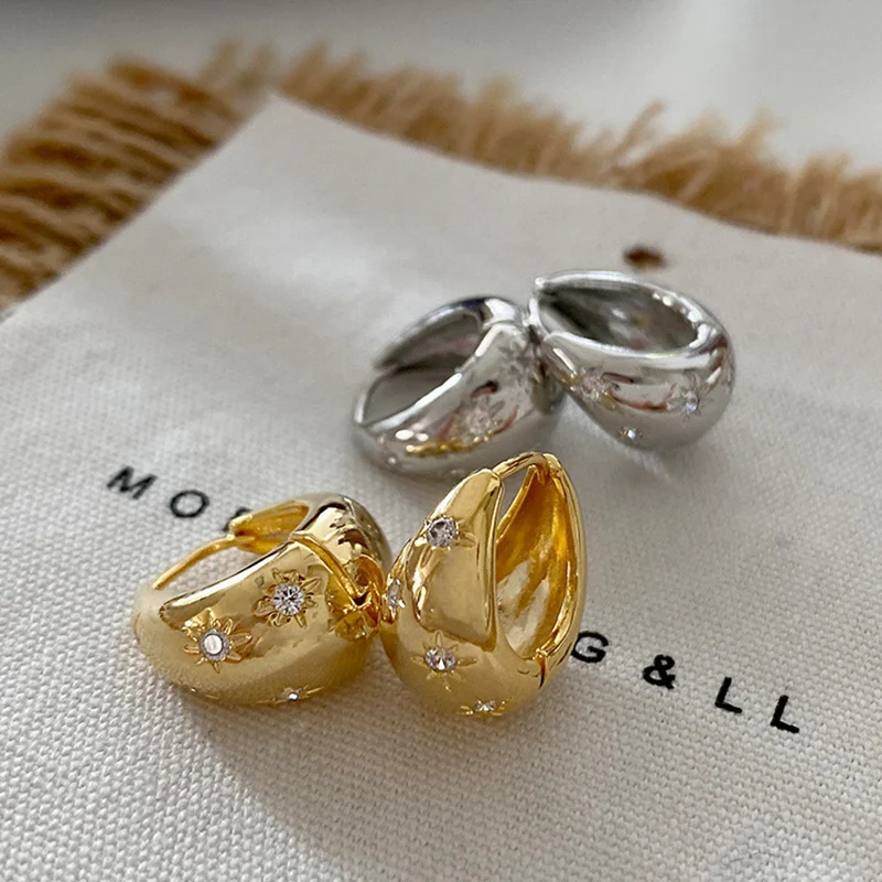 Boucles d'oreilles goutte d'eau à surface photosensible avancée. Créez des motifs uniques avec la lumière ambiante pour un look élégant.