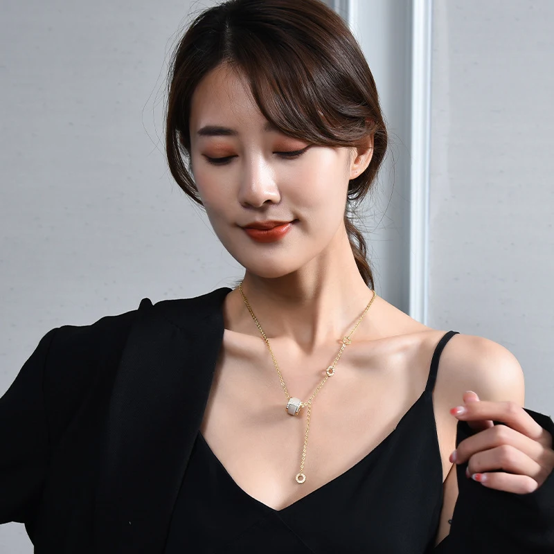 Damen Halskette aus Stahl Nischen-Design Temperament Einfache Kette Ein stilvolles Schmuckstück, das Ihren Look elegant abrundet und perfekt ergänzt.