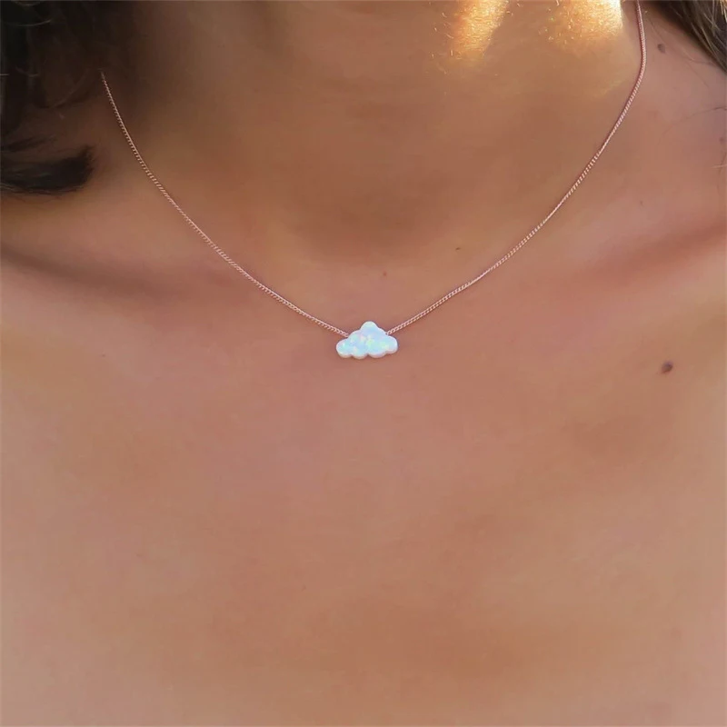 Dames imitatie opaal hars wolk hanger ketting, een elegante en delicate accessoire, perfect voor een subtiele vleugje charme en stijl.