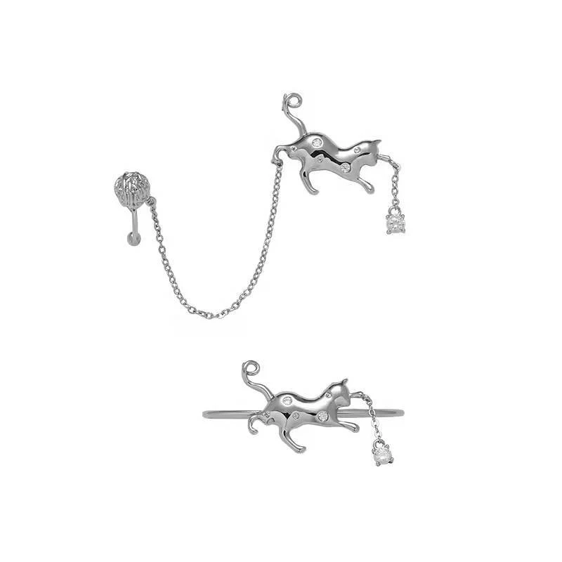 Brincos de gato estilo frio Agulha de prata Clipe de orelha Pendurados Design elegante e moderno, perfeitos para um toque de charme felino no seu visual.