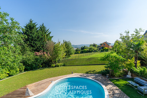 Maison contemporaine avec piscine et jardin 4