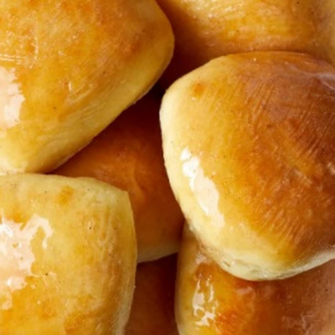 Texas Roadhouse Rolls - {Copycat Recipe} - Julie's Eats & Treats ®