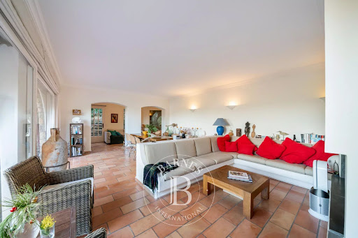 Seaside villa with pool 4