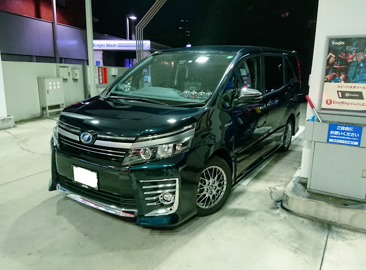 ヴォクシーのガソスタ映え・ガス欠間近・給油してくださいに関するカスタム事例の投稿画像1枚目