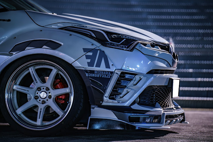C-HRのサイドショット✨・ダクトがいっぱい(笑)・BEYONDオーバーフェンダー・workwheelsjapan・白ホイを履きこなす💫😆に関するカスタム事例の投稿画像1枚目