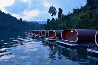 Enjoy the overwhelming atmosphere at the floating raft houses