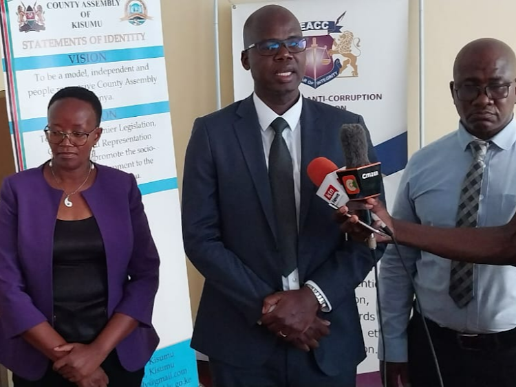 EACC Western region manager Alphonse Kemboi and Kisumu county assembly clerk Owen Ojuok addressing journalists at the assembly on Monday, February 27.