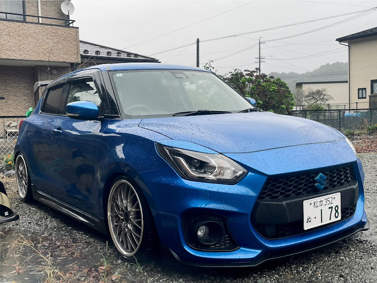 スイフトスポーツの雨が滴るいい車に関するカスタム事例の投稿画像1枚目