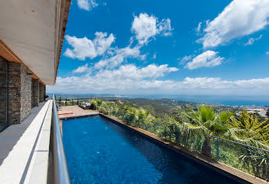 Maison avec piscine et terrasse 1