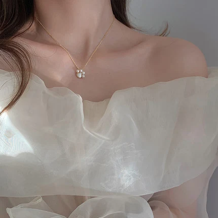Colar feminino de design luxuoso com concha de pérola e pata de gato, design especial e elegante para mulheres que buscam sofisticação.