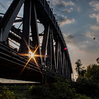 Raggi di luce attraversano la ferrovia di 